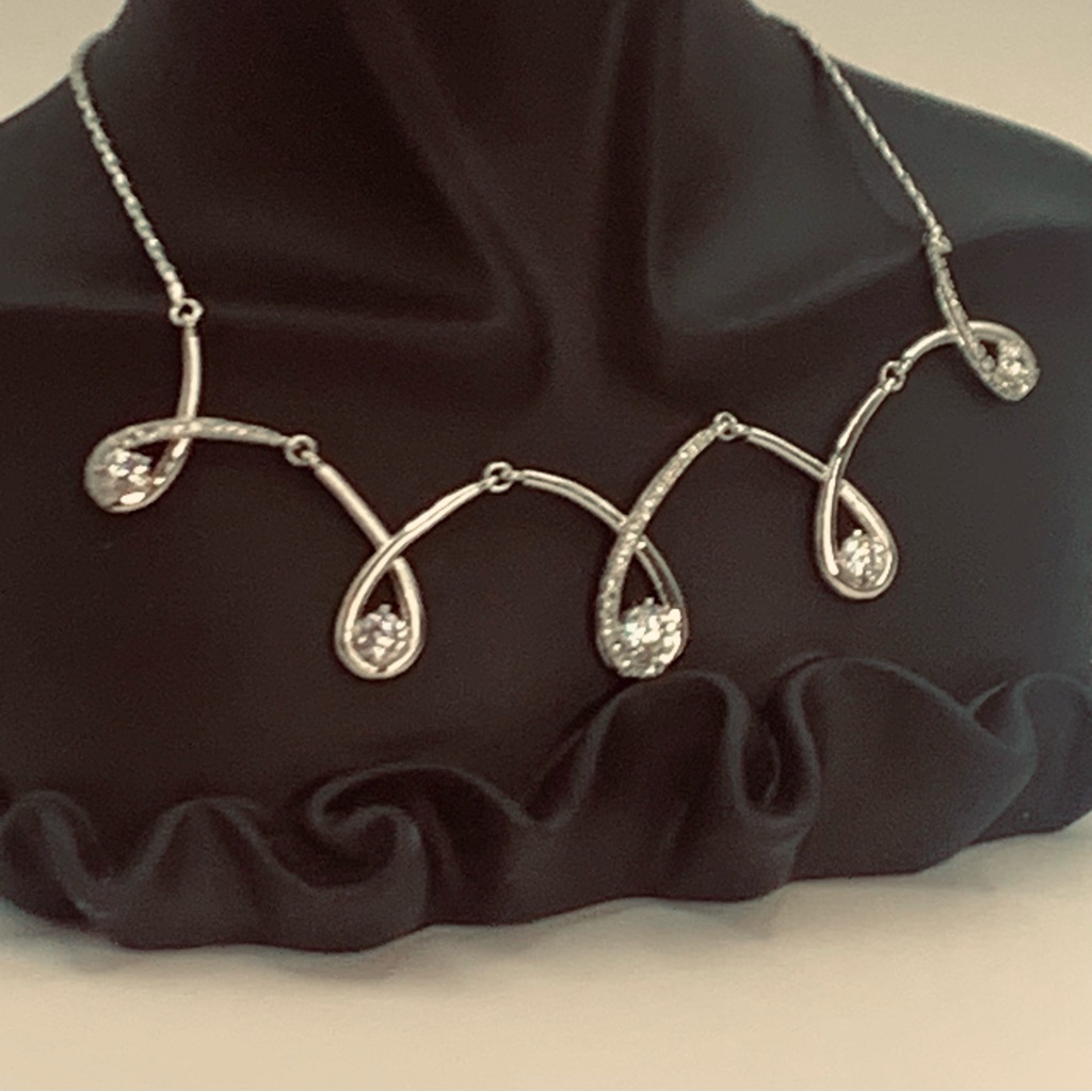 A Silver  Crystal Necklace WLobster Clasp Size 16